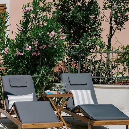 Vila Oleander By Domus Mirus - Rooftop Cinema & Pool & 6min Walk To