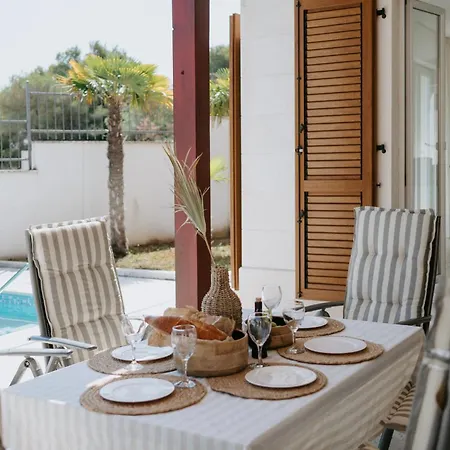 Vila Oleander By Domus Mirus - Rooftop Cinema & Pool & 6min Walk To *