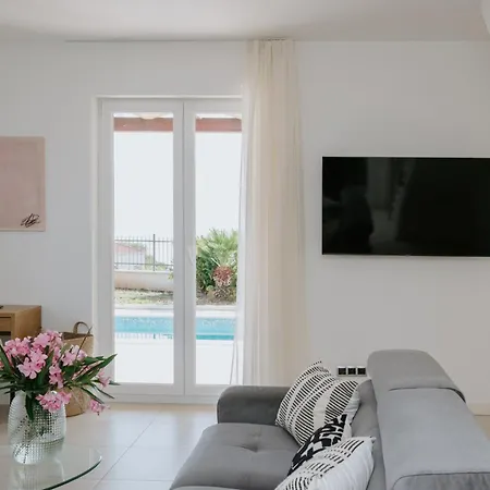 Vila Oleander By Domus Mirus - Rooftop Cinema & Pool & 6min Walk To Splitska