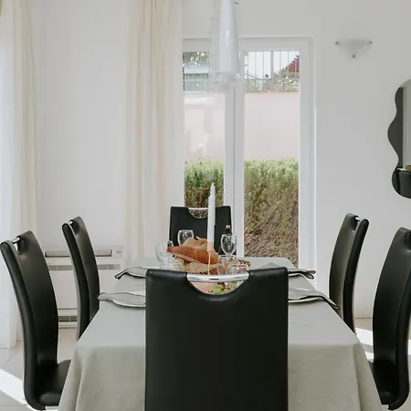 Vila Oleander By Domus Mirus - Rooftop Cinema & Pool & 6min Walk To *